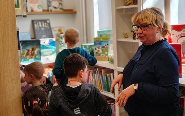 Dzieci z przedszkola  &rdquo;Mądra S&oacute;wka&rdquo; w bibliotece! 3