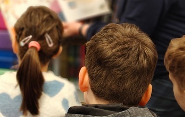 Dzieci z przedszkola  &rdquo;Mądra S&oacute;wka&rdquo; w bibliotece! 7