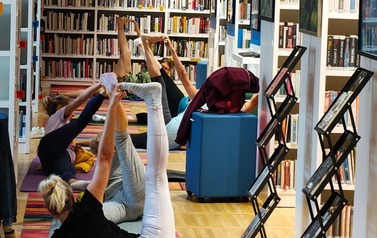 Literacka joga na tarasie Biblioteki Gł&oacute;wnej | sierpień w Książnicy Pruszkowskiej!- Oddział dla dorosłych (Kraszewskiego 13) 1