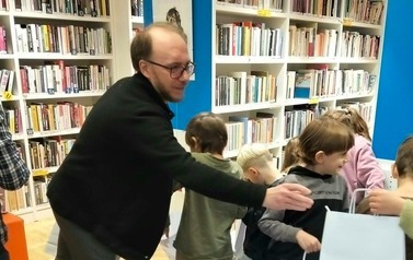 Jak zbudowana jest książka?  Wizyta uczni&oacute;w klasy ze Szkoły Podstawowej nr 4 w Pruszkowie. 3