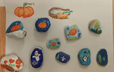 "Chodź, pomaluj m&oacute;j świat" - warsztaty z malowania kamieni w Filii nr 3 2