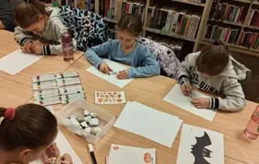 "Chodź, pomaluj m&oacute;j świat" - warsztaty z malowania kamieni w Filii nr 3 4