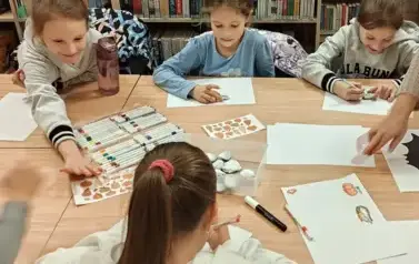 "Chodź, pomaluj m&oacute;j świat" - warsztaty z malowania kamieni w Filii nr 3 5