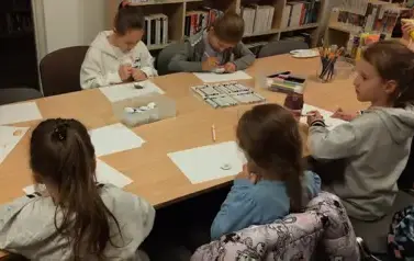 "Chodź, pomaluj m&oacute;j świat" - warsztaty z malowania kamieni w Filii nr 3 6