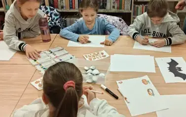 "Chodź, pomaluj m&oacute;j świat" - warsztaty z malowania kamieni w Filii nr 3 7