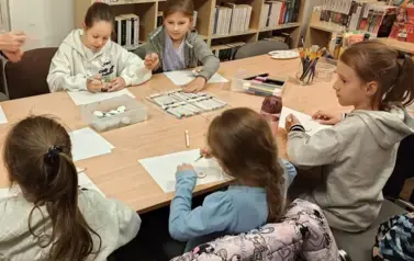 "Chodź, pomaluj m&oacute;j świat" - warsztaty z malowania kamieni w Filii nr 3 8