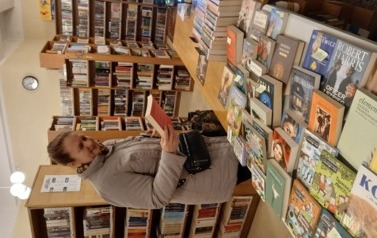 Mikołajkowy kiermasz taniej książki w Filii nr 1 5