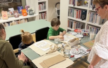 Warsztaty z malowania toreb w Bibliotece Gł&oacute;wnej 3