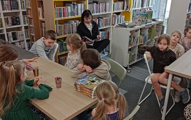 Dzień Kobiet w Filii nr 6 - Wizyta dzieci ze Szkoły Podstawowej nr 3 6