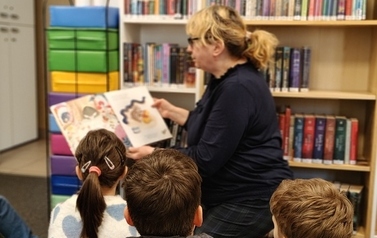 Dzieci z przedszkola  &rdquo;Mądra S&oacute;wka&rdquo; w bibliotece! 4