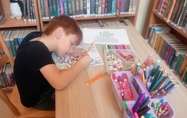 "Szydełkowych wariacji w bibliotece ciąg dalszy" - warsztaty międzypokoleniowe w Filii nr 1 2