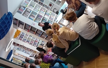 Lekcja biblioteczna ze Strażą Pożarną w Oddziale dla dorosłych Biblioteki Gł&oacute;wnej 4