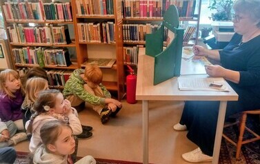 "Zgadnij z jakiej to bajki" - lekcja biblioteczna w Filii nr 1 17