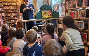 "W świecie bajek i baśni" - lekcja biblioteczna w Filii nr 1 16