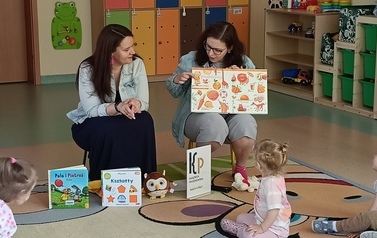Kolory, kształty i bańki mydlane &ndash; wizyta Filii nr 4 w Żłobku Miejskim nr 2 w Pruszkowie! 3
