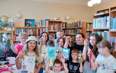 "Szydełkowe wariacje w bibliotece" - warsztaty międzypokoleniowe w Filii nr 1 2