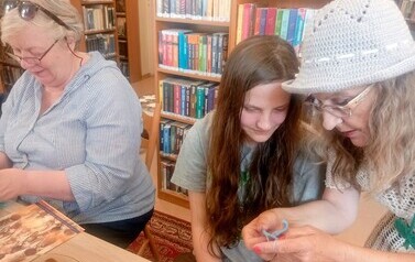"Szydełkowe wariacje w bibliotece" - warsztaty międzypokoleniowe w Filii nr 1 15