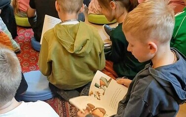 "Jak korzystać z biblioteki i dbać o książki" - lekcja biblioteczna w Filii nr 1 5