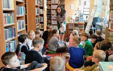 "Jak korzystać z biblioteki i dbać o książki" - lekcja biblioteczna w Filii nr 1 12