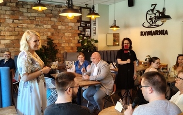 Wernisaż prac uczni&oacute;w Zespołu Szk&oacute;ł Specjalnych im. ks. Jana Twardowskiego w Pruszkowie w Kawiarni Szczęśliwa Si&oacute;demka w Pruszkowie! 11