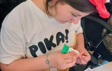 "Własnoręczna poczt&oacute;wka pełna słońca" - warsztaty w Filii nr 1 6