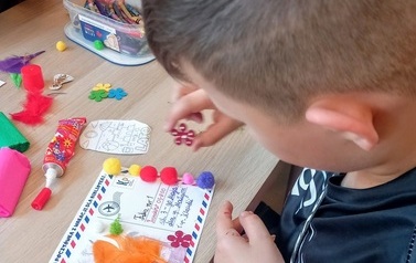 "Własnoręczna poczt&oacute;wka pełna słońca" - warsztaty w Filii nr 1 7