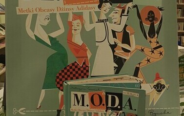 Moda, kt&oacute;ra opowiada historie &ndash; zapraszamy na wystawę w Filii nr 4! 5