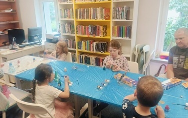 Malowanie wazonik&oacute;w w Oddziale Dziecięcym Biblioteki Gł&oacute;wnej 1