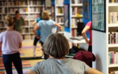 Literacka joga na tarasie Biblioteki Gł&oacute;wnej | sierpień w Książnicy Pruszkowskiej!- Oddział dla dorosłych (Kraszewskiego 13) 2