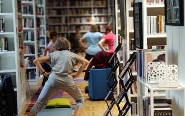 Literacka joga na tarasie Biblioteki Gł&oacute;wnej | sierpień w Książnicy Pruszkowskiej!- Oddział dla dorosłych (Kraszewskiego 13) 4