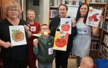 "Zaczarowany świat jabłka" - warsztaty edukacyjno-artystyczne dla dzieci w Filii nr 1 4