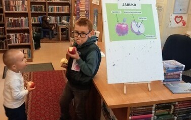 "Zaczarowany świat jabłka" - warsztaty edukacyjno-artystyczne dla dzieci w Filii nr 1 6