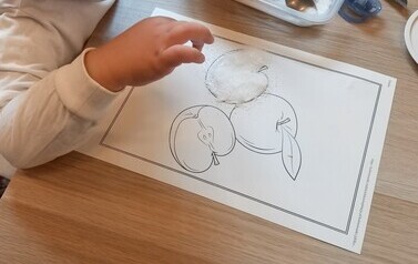 "Zaczarowany świat jabłka" - warsztaty edukacyjno-artystyczne dla dzieci w Filii nr 1 11