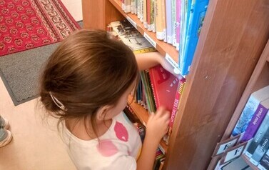 "Książki, kt&oacute;re bawią" - lekcja biblioteczna w Filii nr 1 7