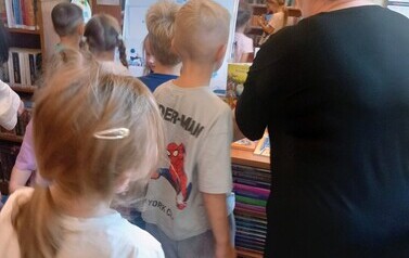 "Książki, kt&oacute;re bawią" - lekcja biblioteczna w Filii nr 1 8