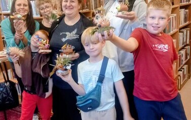 "Kolczasty bohater lasu" - warsztaty edukacyjno-artystyczne w Filii nr  1 1