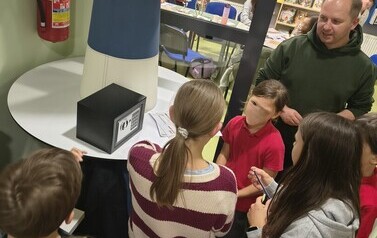 "Odciski palc&oacute;w i kryminalistyka" &ndash; detektywistyczna przygoda z Detektywem Pozytywką!  relacja z warsztat&oacute;w Projektu Biblioteka- Portal Odkrywc&oacute;w. &bdquo;Biblioteka &ndash; Portal Odkrywc&oacute;w. Poznajemy świat przez 1