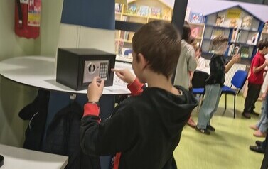 "Odciski palc&oacute;w i kryminalistyka" &ndash; detektywistyczna przygoda z Detektywem Pozytywką!  relacja z warsztat&oacute;w Projektu Biblioteka- Portal Odkrywc&oacute;w. &bdquo;Biblioteka &ndash; Portal Odkrywc&oacute;w. Poznajemy świat przez 4