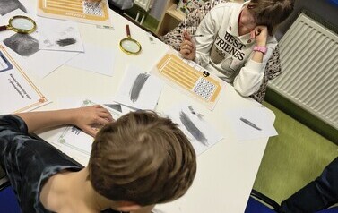 "Odciski palc&oacute;w i kryminalistyka" &ndash; detektywistyczna przygoda z Detektywem Pozytywką!  relacja z warsztat&oacute;w Projektu Biblioteka- Portal Odkrywc&oacute;w. &bdquo;Biblioteka &ndash; Portal Odkrywc&oacute;w. Poznajemy świat przez 7
