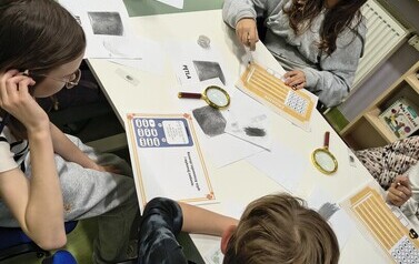 "Odciski palc&oacute;w i kryminalistyka" &ndash; detektywistyczna przygoda z Detektywem Pozytywką!  relacja z warsztat&oacute;w Projektu Biblioteka- Portal Odkrywc&oacute;w. &bdquo;Biblioteka &ndash; Portal Odkrywc&oacute;w. Poznajemy świat przez 8