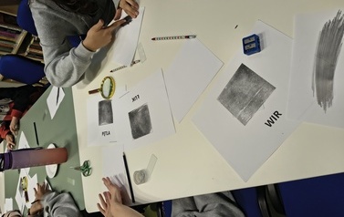 "Odciski palc&oacute;w i kryminalistyka" &ndash; detektywistyczna przygoda z Detektywem Pozytywką!  relacja z warsztat&oacute;w Projektu Biblioteka- Portal Odkrywc&oacute;w. &bdquo;Biblioteka &ndash; Portal Odkrywc&oacute;w. Poznajemy świat przez 10