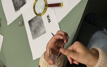 "Odciski palc&oacute;w i kryminalistyka" &ndash; detektywistyczna przygoda z Detektywem Pozytywką!  relacja z warsztat&oacute;w Projektu Biblioteka- Portal Odkrywc&oacute;w. &bdquo;Biblioteka &ndash; Portal Odkrywc&oacute;w. Poznajemy świat przez 11