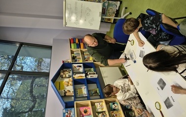 "Odciski palc&oacute;w i kryminalistyka" &ndash; detektywistyczna przygoda z Detektywem Pozytywką!  relacja z warsztat&oacute;w Projektu Biblioteka- Portal Odkrywc&oacute;w. &bdquo;Biblioteka &ndash; Portal Odkrywc&oacute;w. Poznajemy świat przez 17