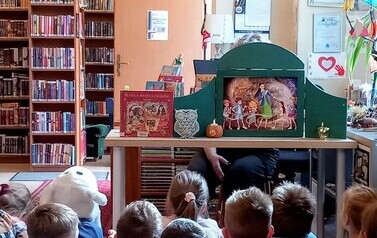 "W krainie bajek" - lekcja biblioteczna w Filii nr 1 8