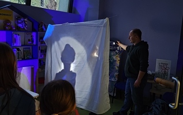 Światło i cień - teatr cieni. Relacja z warsztat&oacute;w Projektu Biblioteka - Portal Odkrywc&oacute;w. &bdquo;Biblioteka &ndash; Portal Odkrywc&oacute;w. Poznajemy świat przez doświadczenie&rdquo; 7
