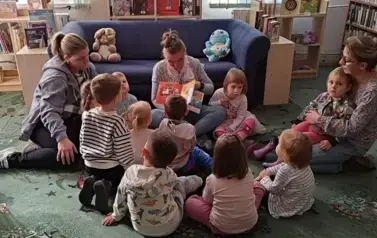 Lekcja biblioteczna. Przedszkole Miejskie Intgracyjne nr 5 2