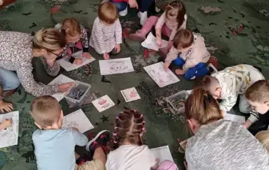 Lekcja biblioteczna. Przedszkole Miejskie Intgracyjne nr 5 4