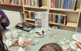 Warsztaty z malowania kubk&oacute;w w Filii nr 4 3