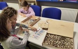 Warsztaty z robienia podkładek pod kubki w Filii nr 4 3