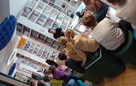 Lekcja biblioteczna ze Strażą Pożarną w Oddziale dla dorosłych Biblioteki Gł&oacute;wnej 4